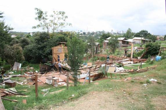 Residentes de área invadida iniciaram hoje a desmontagem das casas