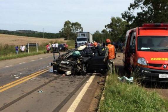 A caminho de médico, família 

estava em um Corolla que se chocou contra um caminhão