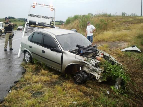 A colisão ocorreu por volta das 16h desta sexta-feira e duas pessoas ficaram feridas