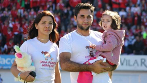 Raissa sofre de uma doença capaz de criar bolhas na pele a partir de um simples toque. Pais tentam angariar R$ 3 milhões para 

fazer tratamento nos EUA