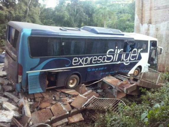 Queda de ônibus em ponte que partiu ao meio causa a morte 

de um bebê, uma idosa e deixa 19 feridos