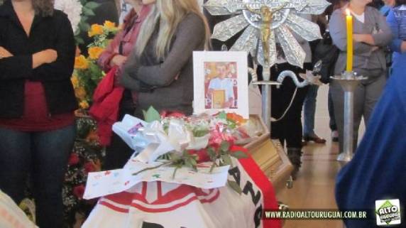 Alunos e funcionários do Colégio Ipiranga se uniram em uma oração 

especial para Bernardo, no início da manhã de hoje, em frente à escola