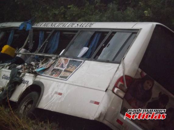 Colisão entre 

micro-ônibus da Secretária de Saúde de Santiago e caminhão ocorreu na BR-287