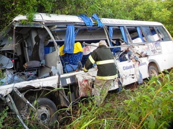 Veículo que transportava 32 

pacientes de Santiago para Faxinal do Soturno bateu de frente com caminhão na BR-287