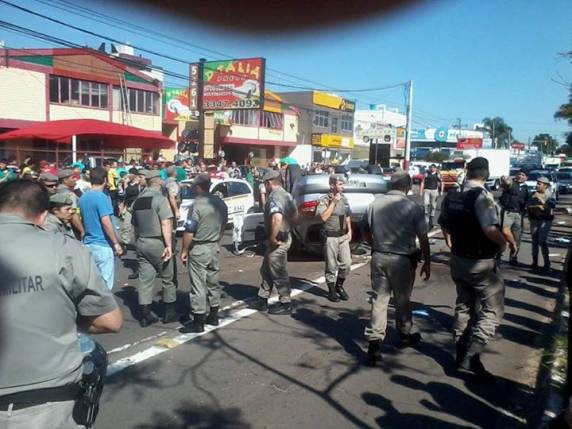 Bandidos capotaram com veículo roubado na Avenida Sertório nesta manhã