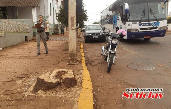 A 

piloto da moto foi socorrida pelo resgate do Corpo de Bombeiros