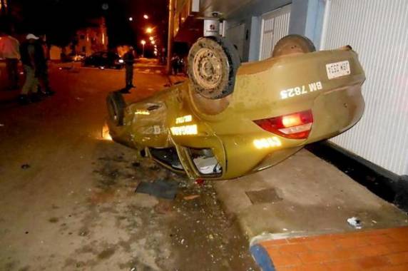 Dois policiais militares ficaram feridos, mas não correm 

risco de vida