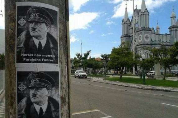 Cartaz dando os 

parabéns ao ditador apareceu colado em poste