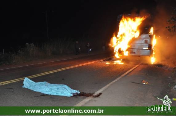 A suspeita é que indígenas tenham se revoltado e ateado fogo no coletivo, que foi destruído
