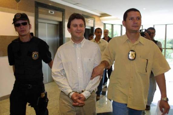 Preso pela Operação Lava-Jato, da PF, ele surge no centro de 

uma trama entre políticos