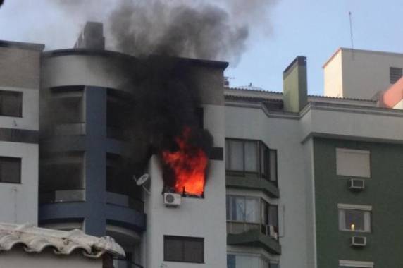 Vítima foi encontrada com vida dentro de 

apartamento, mas morreu no hospital