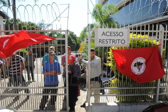 Integrantes do movimento estão em fazenda em Cruz Alta e na superintendência da Caixa Federal em Santa Maria