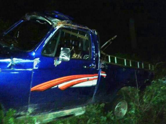 Veículo que transportava pedras bateu em caminhonete com alunos