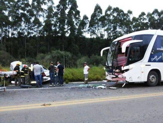 Veículo em que familiares viajavam bateu de frente contra um ônibus