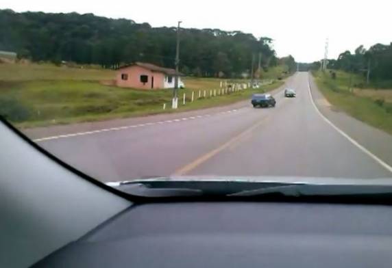 O vídeo mostra a Marajó em zigue-zague, alternando entre o acostamento e 

a contramão