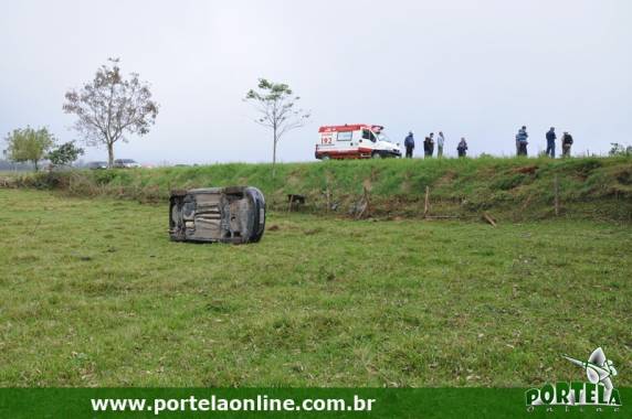 Veículo derrapa, sai da pista e tomba na ERS-163 em Tenente Portela