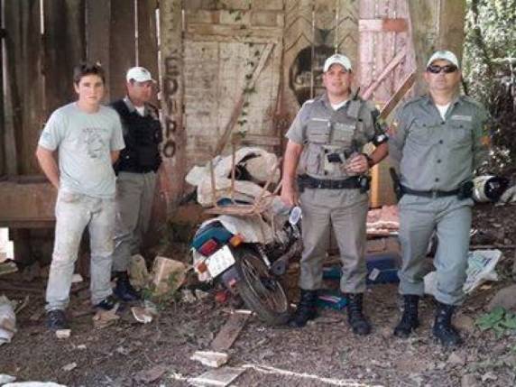Brigada Militar e um dos proprietários na recuperação de uma das motos furtadas