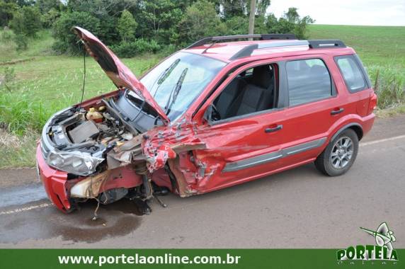 Veículos tiveram as rodas arrancadas após o impacto