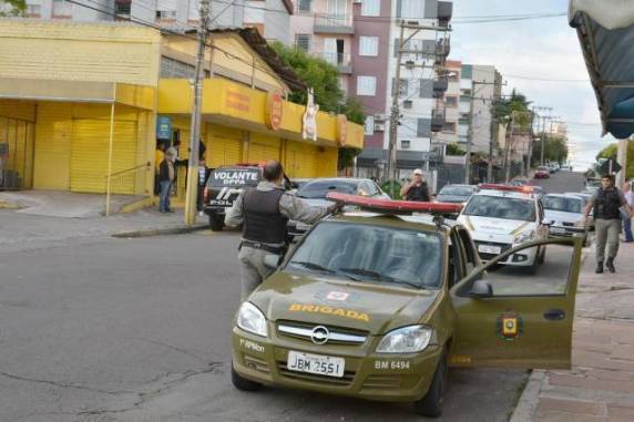 BM foi avisada e conseguiu flagrar o apenado do semiaberto e o 

interno do Case ainda no local