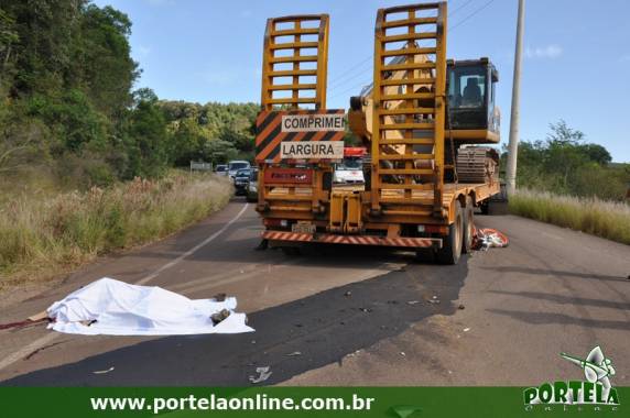 A vítima pilotava uma moto que colidiu em uma 

carreta