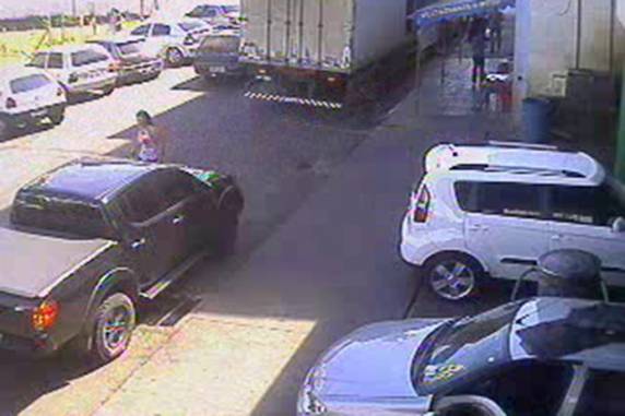Vídeo de posto de gasolina mostra o menino com a 

madrasta e a assistente social antes de ser levado para a morte