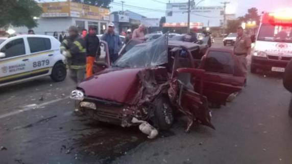 Escort teria batido em uma carreta após uma ultrapassagem indevida