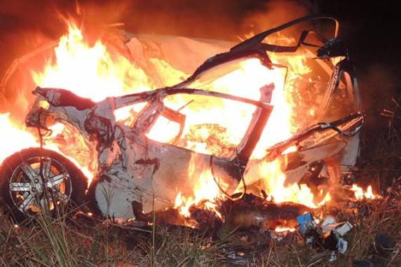 Jeferson Correa, 28 

anos, dirigia uma Zafira, com placas de Canoas, quando se chocou contra o caminhão e o carro acabou incendiando