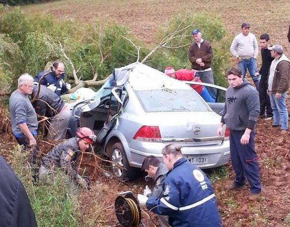 Depois de sair da pista o 

carro bateu em uma árvore