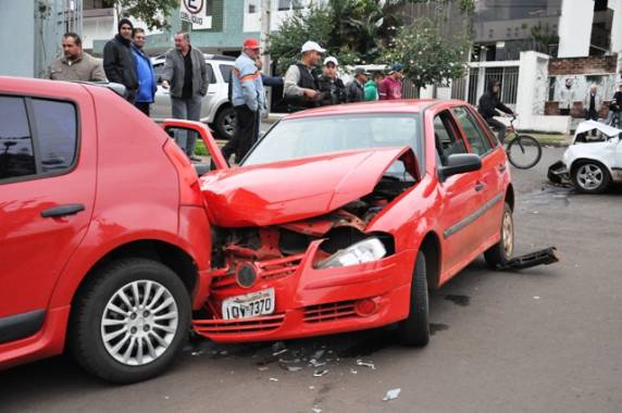 Colisão ocorreu na 

esquina da rua 7 de Setembro com a Venâncio Aires às 15h desta segunda-feira, 26