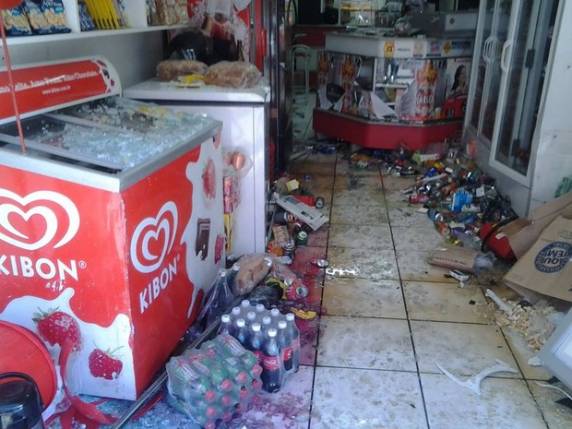 Cliente e 

funcionária ficaram feridos e foram encaminhados ao hospital