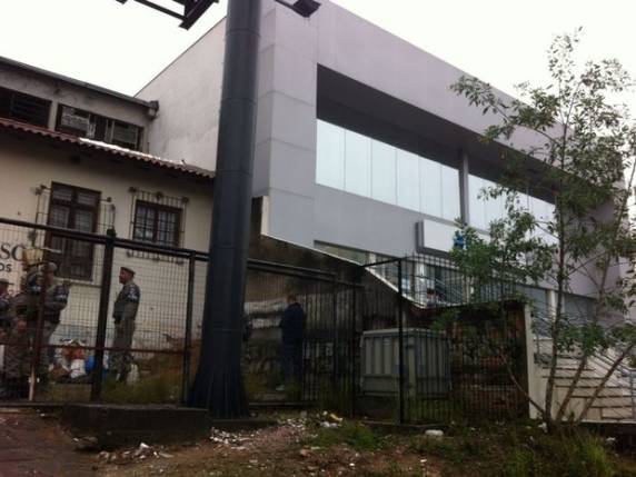 Cinco homens foram detidos depois de PMs desconfiarem do barulho