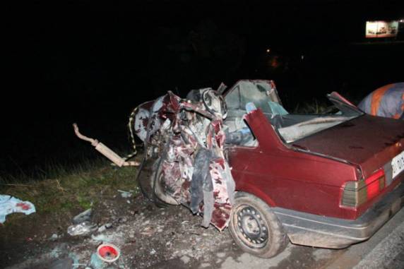 Dirceu de Oliveira, 65 anos, dirigia um táxi. Valter Stein, 29 anos, que conduzia um Voyage, morreu na hora