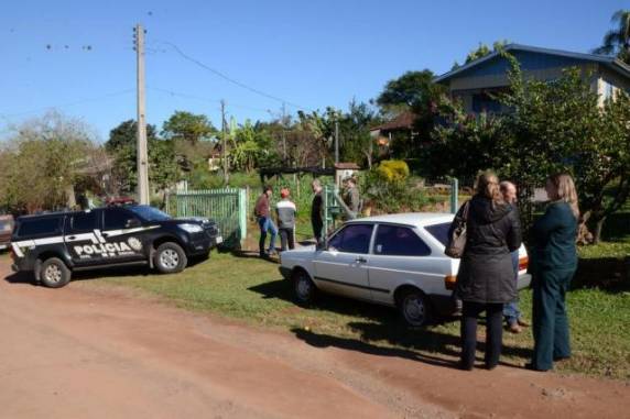 Segundo delegado, vítimas foram mortas com facadas e disparos de arma de fogo. Uma suposta testemunha foi ferida e 

encaminhada ao hospital