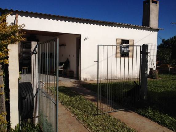 Mulher de 29 anos foi morta dentro de casa 

na frente dos três filhos