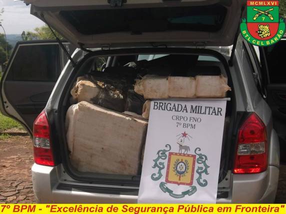 Dois homens 

que transportavam a droga foram presos