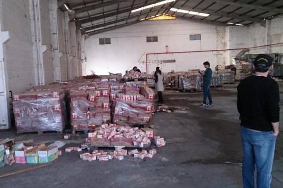 Produtos embalados com as marcas LatVida e Hollmann estavam estocados num galpão