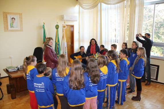 Alunos e professores foram recepcionados 

pela prefeita em exercício