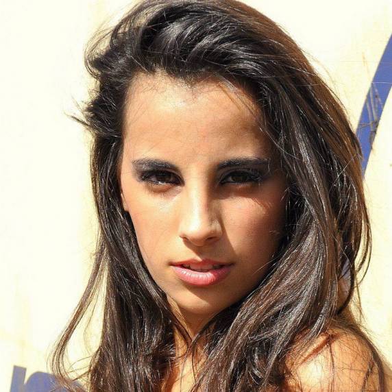 Pai encontrou a menina de 17 anos morta na residência da família