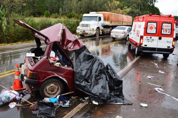 Uma Brasília, com placas de Teutônia, colidiu 

frontalmente com um caminhão bitrem de Sarandi