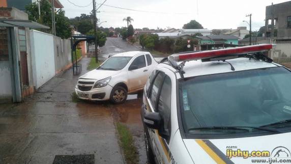 Condutor perdeu o controle da caminhonete e colidiu contra um muro