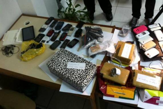 Operação conjunta entre polícia e Susepe prendeu cinco pessoas, 

entre elas a agente, que é suspeita de facilitar entrada de drogas no presídio de Lajeado