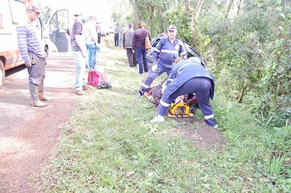 A motorista e uma carona de 

um Fiat Pálio, se feriram sem gravidade em uma saída de pista na tarde desta terça-feira (11)