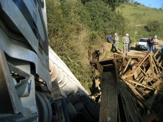 Estrutura na ERS-470 não suportou 

o peso do veículo e partiu ao meio