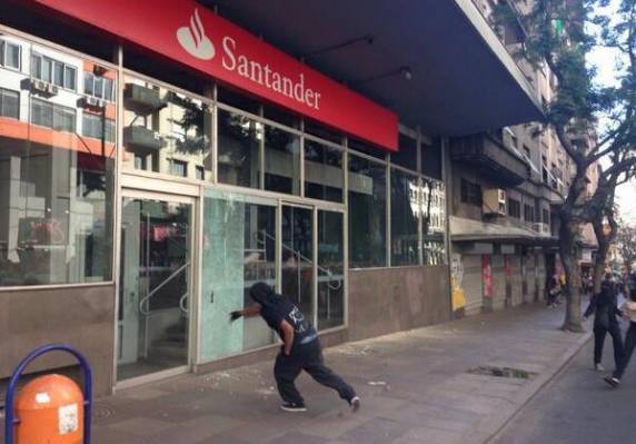 Manifestantes 

saíram em caminhada pelo Centro por volta das 13h30min