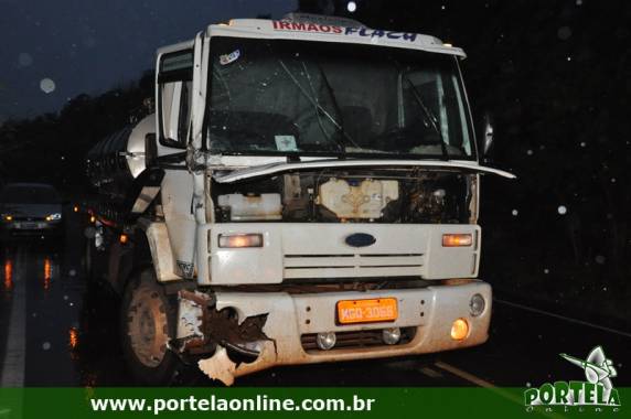 Motorista de caminhão ficou ferido após colisão traseira