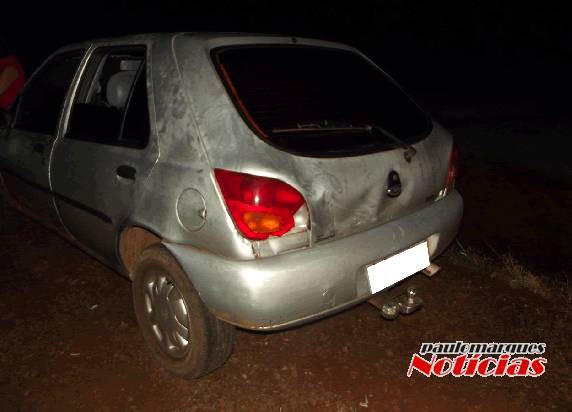 Um Fiat Pálio colidiu na traseira de um Ford Fiesta na noite 

deste domingo (15)