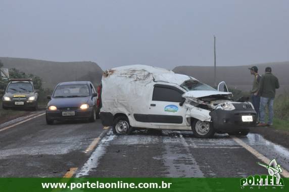 Caminhonete capota na ERS-330 em Tenente Portela