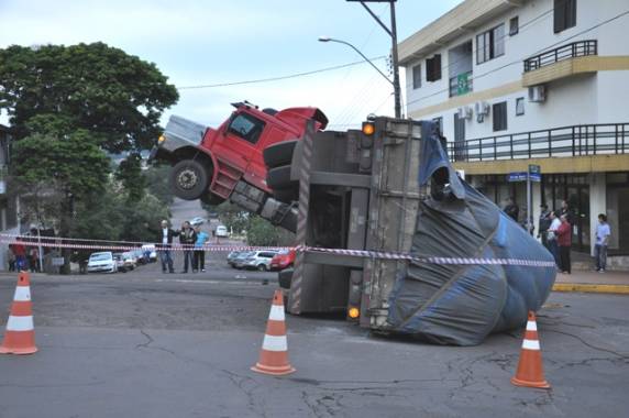 Caminhão teve problemas mecânicos e não conseguiu subir a ladeira