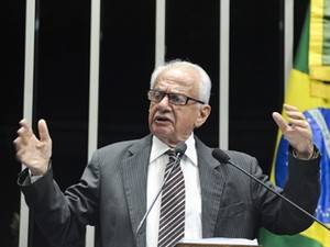 Criminosos fugiram levando cartões, dinheiro e uma sacola da mulher