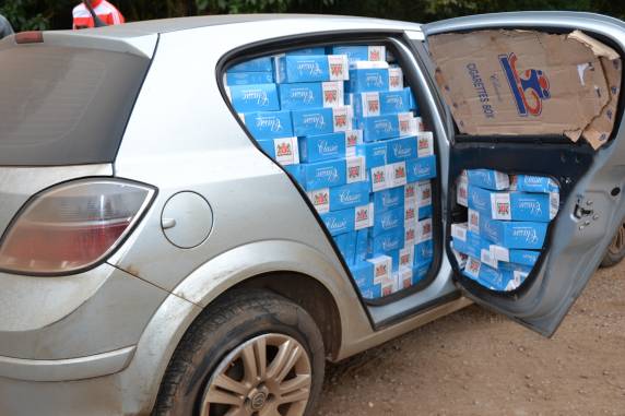 GM Vectra, com placas do Paraná, que colidiu com Ford Ranger, de Porto Alegre, estava carregado de cigarros 

contrabandeados